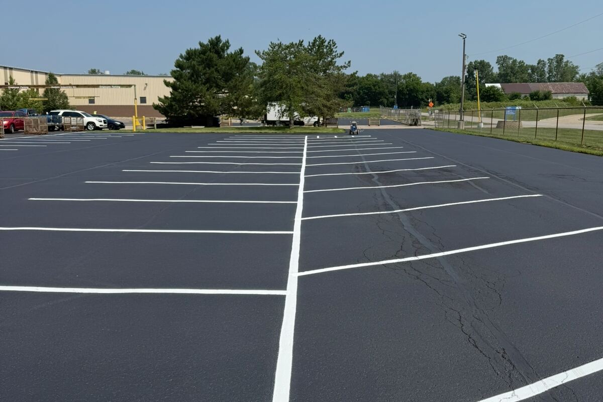 Newly paved asphalt driveway in Findlay by SealTek